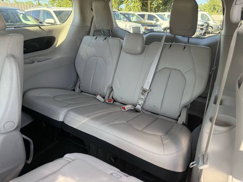 Used 2021 Chrysler Pacifica Touring-L FWD image 17