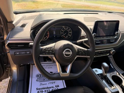 Used 2024 Nissan Altima 2.5 SV FWD image 15