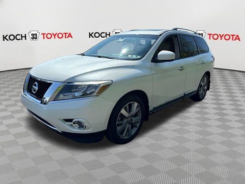 Used 2016 Nissan Pathfinder Platinum w/ Family Entertainment Package FWD image 3