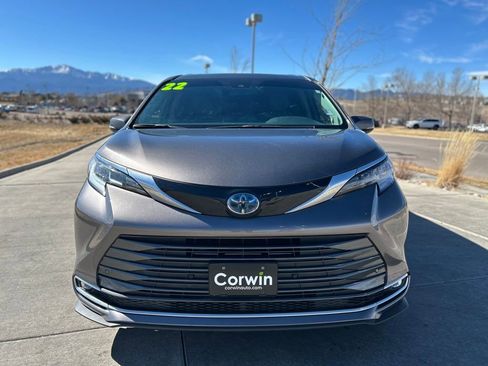 Used 2022 Toyota Sienna Limited image 2