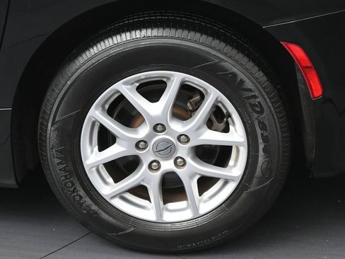 Used 2023 Chrysler Pacifica Touring-L FWD image 38