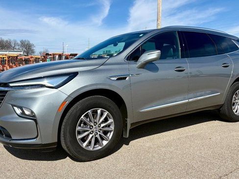 Used 2024 Buick Enclave Essence image 8
