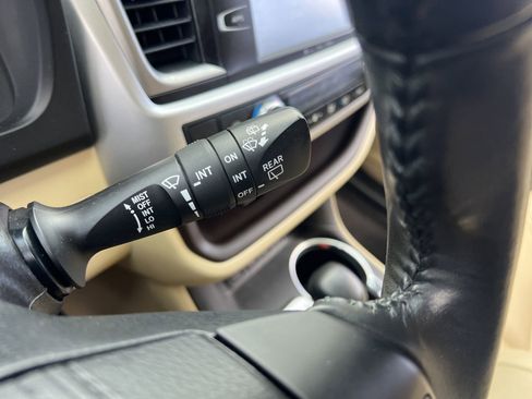 Used 2018 Toyota Highlander XLE image 12