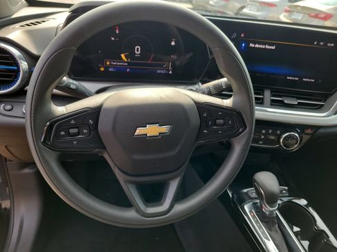 Used 2025 Chevrolet Trax LT FWD image 26