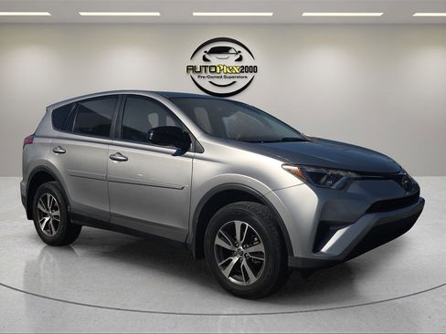 Used 2018 Toyota RAV4 LE image 1