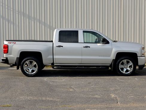 Used 2018 Chevrolet Silverado 1500 Custom w/ Custom Convenience Package AWD/4WD image 9