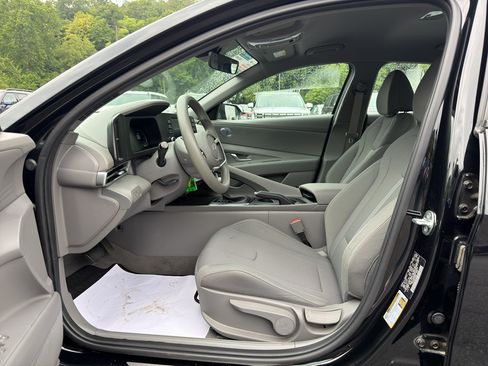 Certified 2024 Hyundai Elantra SE FWD image 9