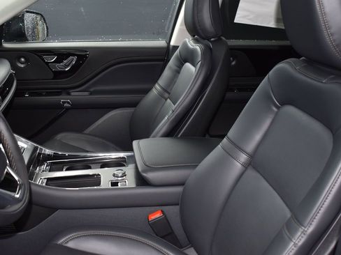 Used 2025 Lincoln Aviator AWD w/ Jet Appearance Package image 7