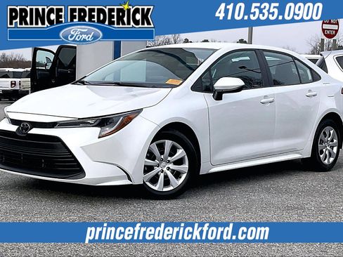 Used 2025 Toyota Corolla LE image 3