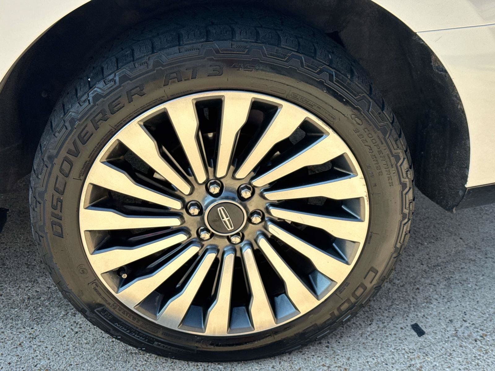 Used 2019 Lincoln Navigator Reserve AWD/4WD image 4