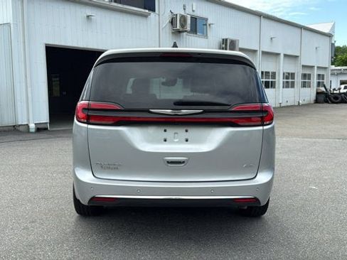 Certified 2024 Chrysler Pacifica Touring-L AWD/4WD image 7