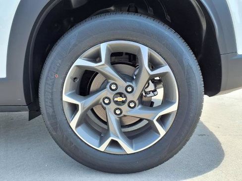 New 2026 Chevrolet Trax LT w/ LT Convenience Package FWD image 7