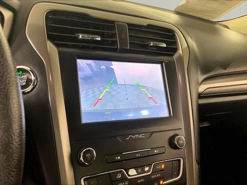 Used 2020 Ford Fusion SE FWD image 12