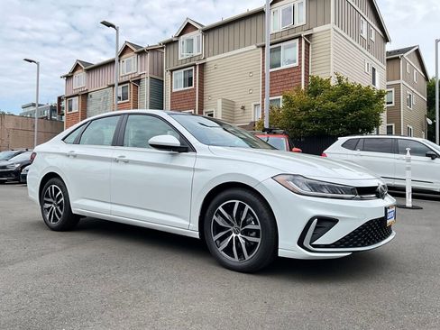 New 2025 Volkswagen Jetta SE image 2