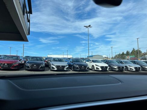 Used 2025 Volkswagen Atlas Cross Sport SE image 18