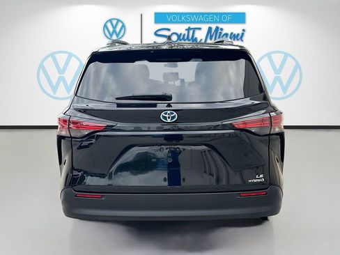 Used 2021 Toyota Sienna LE image 6