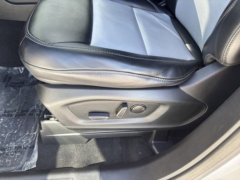 Used 2022 Ford Explorer XLT w/ Equipment Group 202A image 24