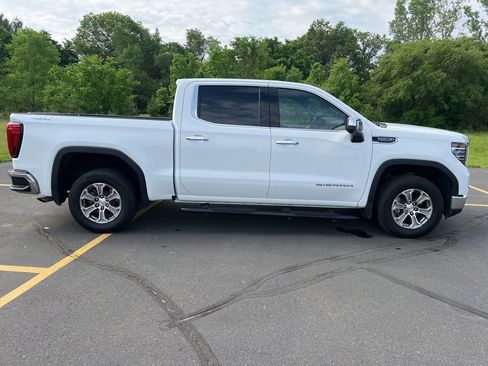 Used 2024 GMC Sierra 1500 SLT image 2
