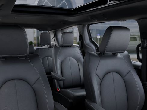 New 2025 Chrysler Pacifica Select image 41