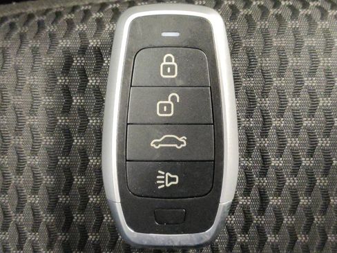 Used 2024 GMC Terrain SLE AWD/4WD image 32