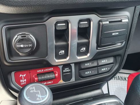 Used 2025 Jeep Wrangler Sport AWD/4WD image 31