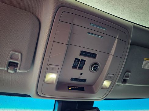 Used 2018 GMC Yukon SLT w/ Premium Edition image 33