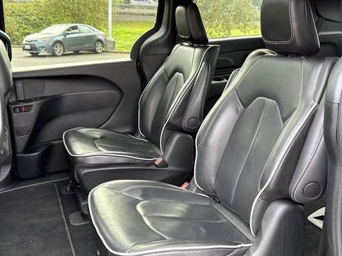 Used 2024 Chrysler Pacifica Premium FWD image 16