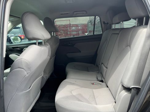 Used 2024 Toyota Highlander LE AWD/4WD image 24