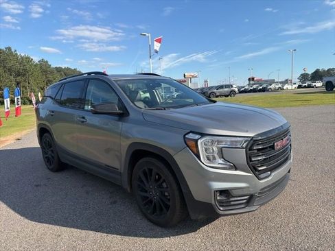 Used 2023 GMC Terrain SLT w/ Infotainment Package II FWD image 3
