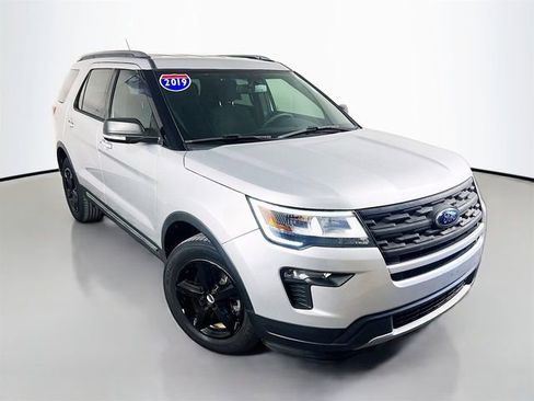 Used 2019 Ford Explorer XLT w/ Equipment Group 201A FWD image 2