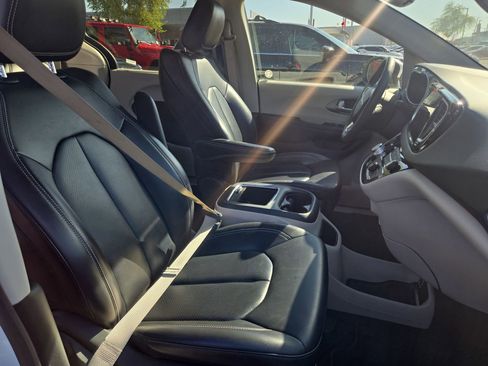 Used 2023 Chrysler Pacifica Touring-L image 9