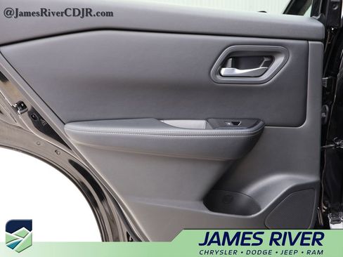 Used 2025 Nissan Rogue SV FWD image 17