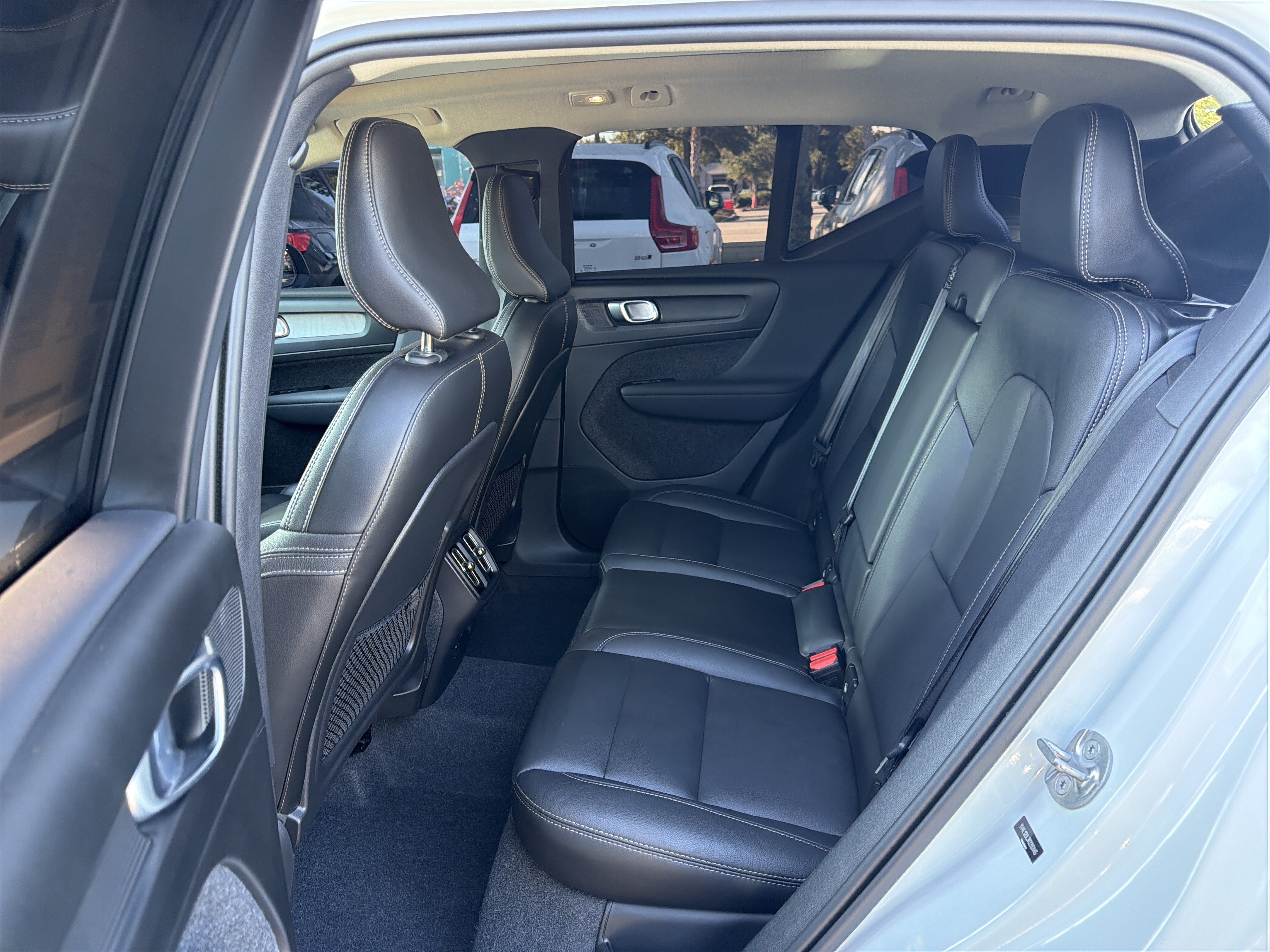 Used 2024 Volvo XC40 B5 Plus w/ Protection Package Premier AWD/4WD image 32