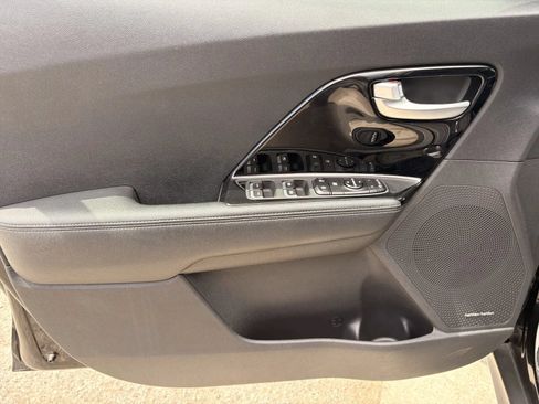 Used 2022 Kia Niro EX FWD image 12