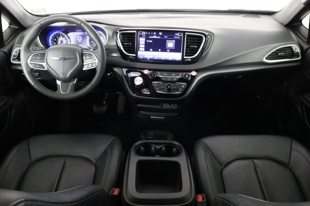 Used 2025 Chrysler Pacifica Select FWD image 13