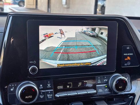 Used 2024 Toyota Highlander XLE FWD image 26