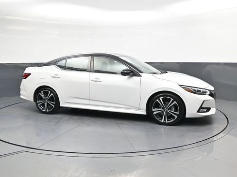Used 2022 Nissan Sentra SR w/ SR Premium Package FWD image 3