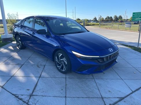 Used 2025 Hyundai Elantra Sport FWD image 2