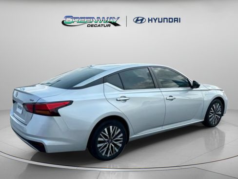 Used 2024 Nissan Altima 2.5 SV FWD image 8