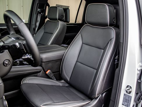 Used 2025 Chevrolet Suburban Premier AWD/4WD image 21