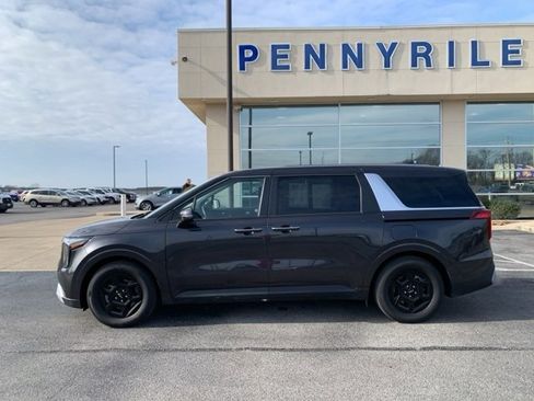 Used 2025 Kia Carnival image 8