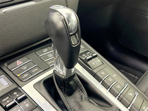 Used 2018 Porsche Macan Base image 17