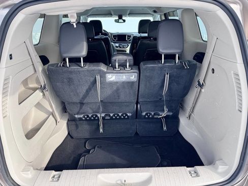 Used 2017 Chrysler Pacifica Touring-L Plus image 10