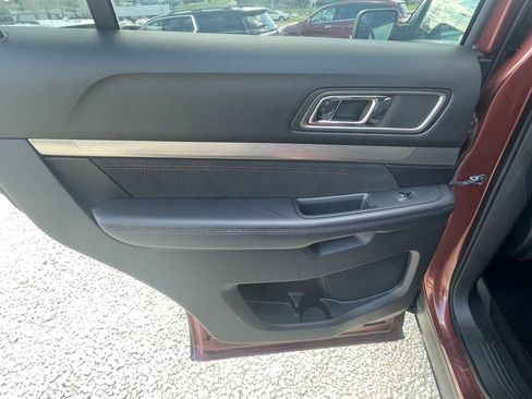 Used 2018 Ford Explorer XLT w/ Equipment Group 202A AWD/4WD image 31