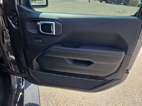Used 2025 Jeep Gladiator Sport AWD/4WD image 29