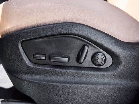 Used 2025 Porsche Cayenne AWD/4WD image 34