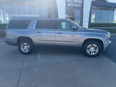 Used 2020 Chevrolet Suburban LT image 2