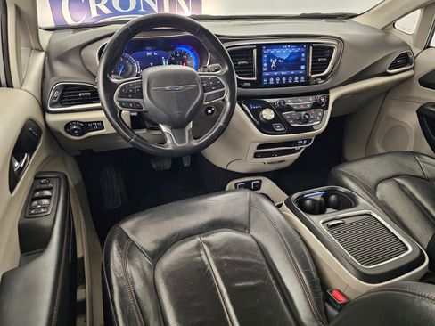 Used 2020 Chrysler Pacifica Touring-L Plus image 13