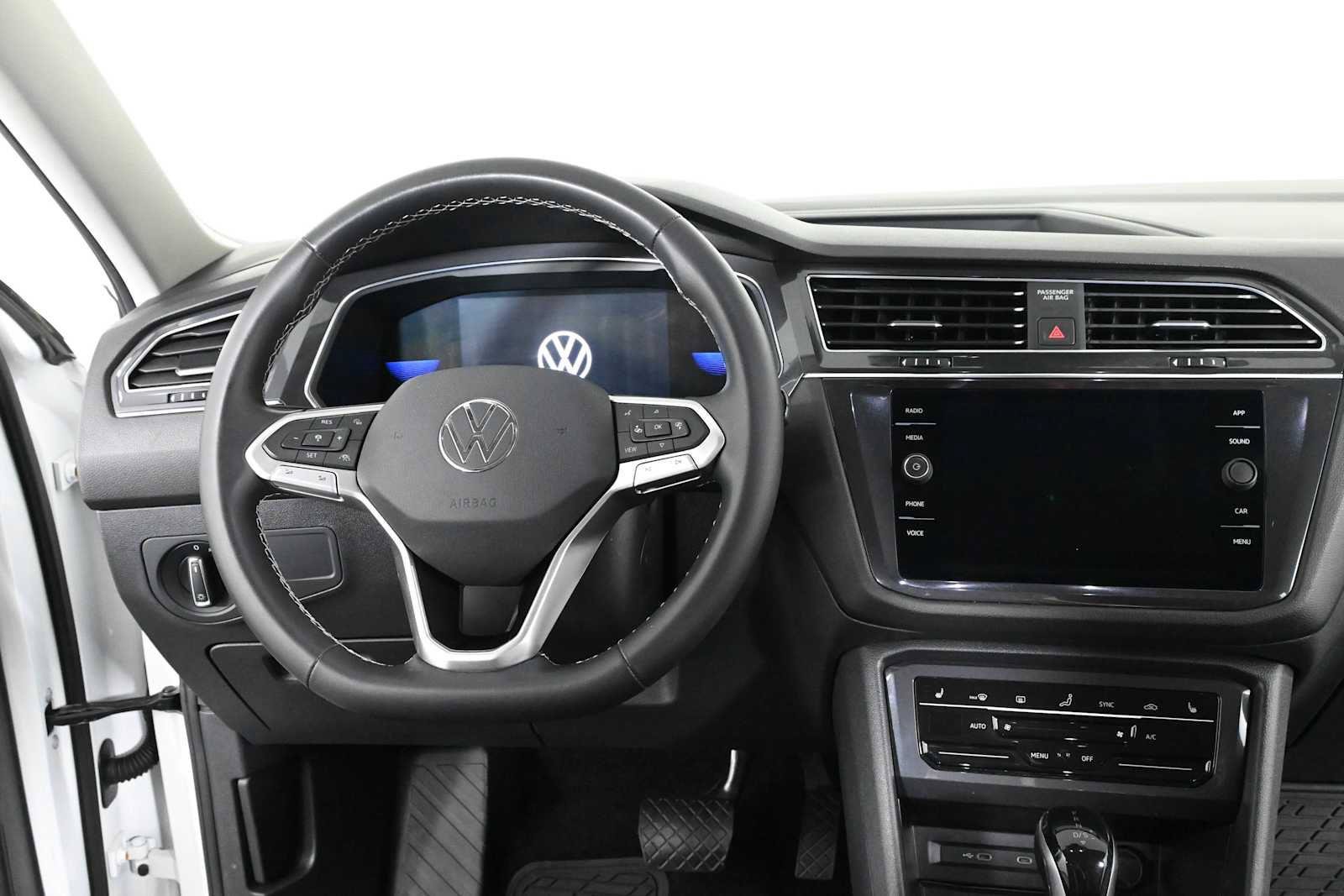 Certified 2022 Volkswagen Tiguan SE FWD image 3