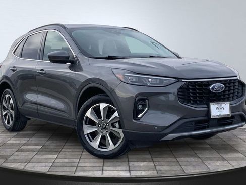 Used 2023 Ford Escape Platinum image 3